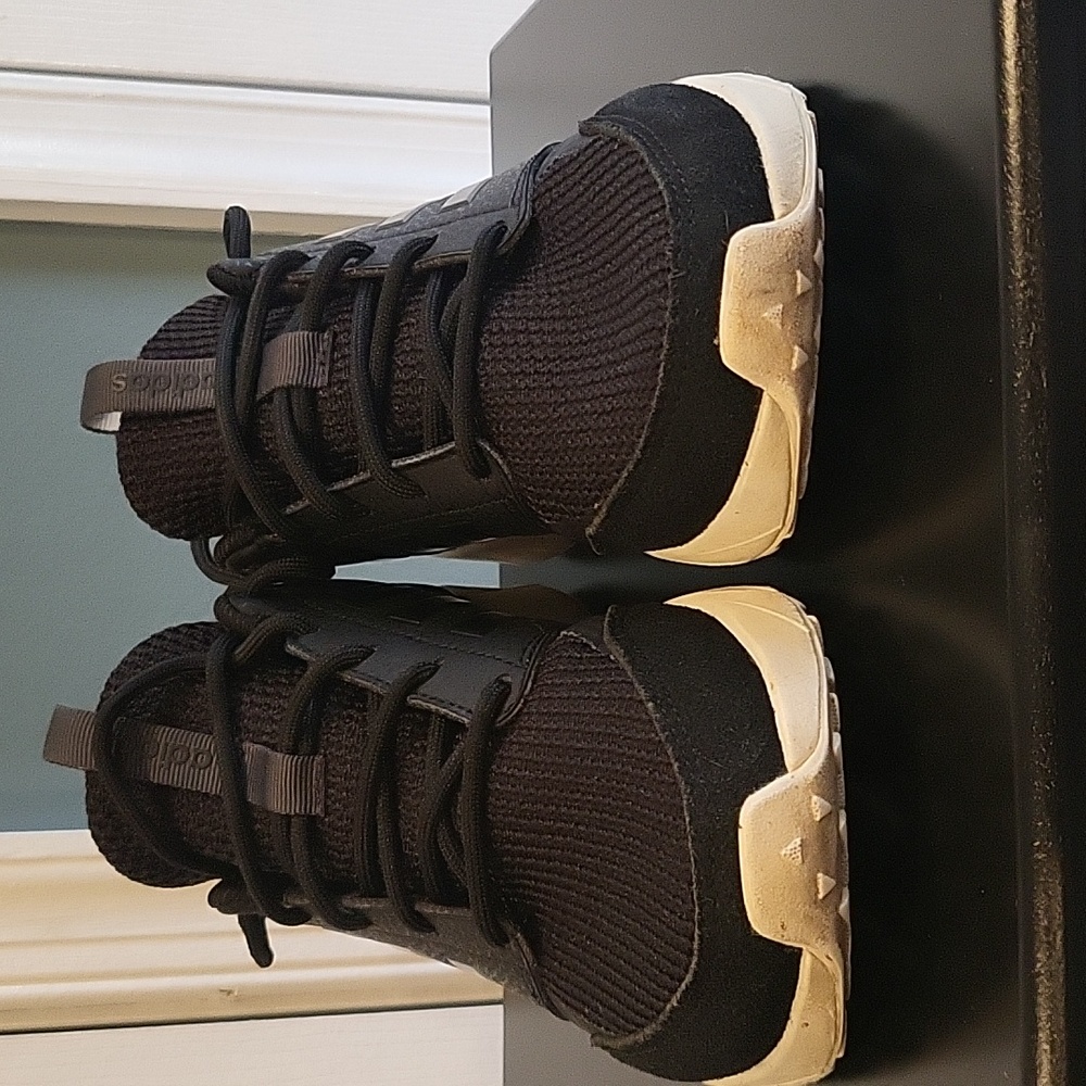 Sneakers - Picture 2 of 8